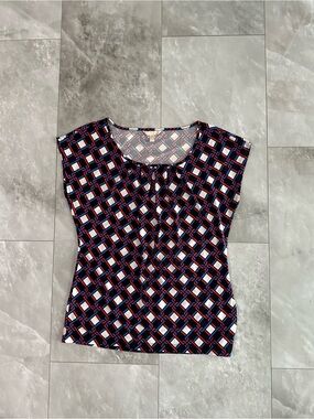 Sleeveless Geometric Print Top in Navy, Red & White banana republic size medium